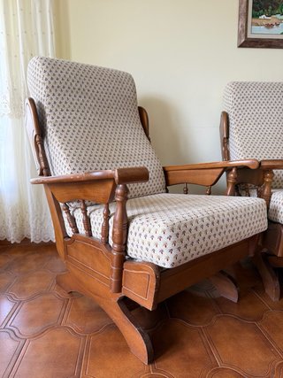 Sofá y sillón de madera tapizado