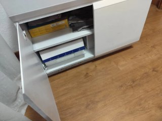 Mobile bianco per soggiorno con TV