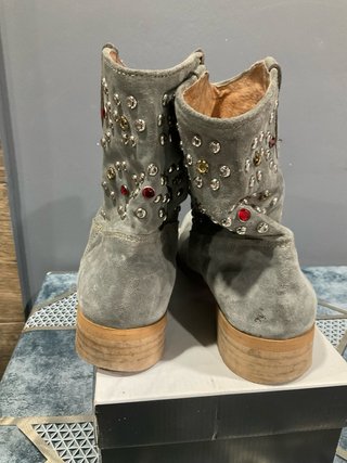 Botines de piel con tachuelas grises