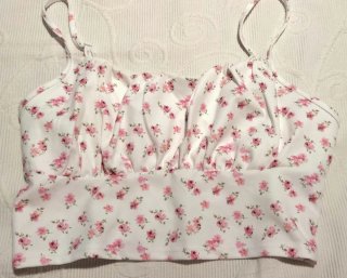 Top floral rosa y blanco
