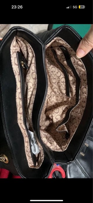 Bolso Guess cadena negro dorado