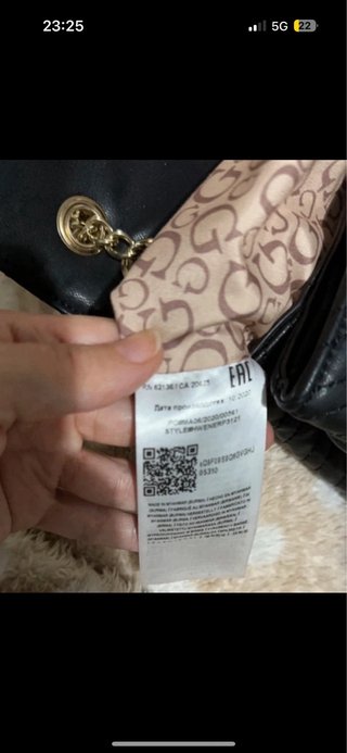 Bolso Guess cadena negro dorado