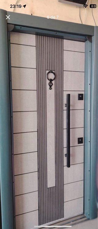Puerta blindada exterior diseño mármol