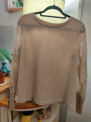Blusa beige con mangas de encaje Talla M-L
