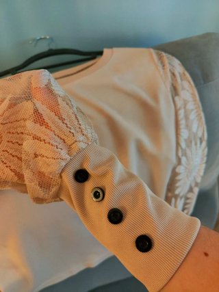 Blusa beige con mangas de encaje Talla M-L