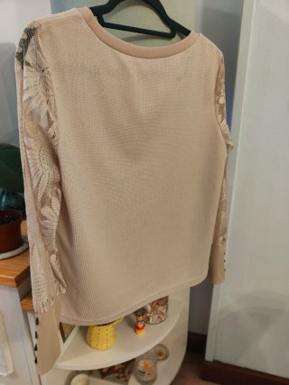 Blusa beige con mangas de encaje Talla M-L