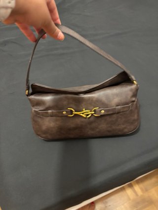 Bolso marrón con detalle metálico