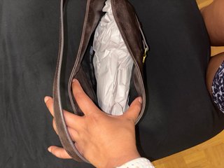 Bolso marrón con detalle metálico