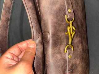 Bolso marrón con detalle metálico