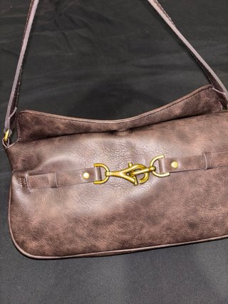 Bolso marrón con detalle metálico