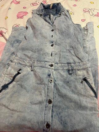 Vestido vaquero desgastado sin mangas
