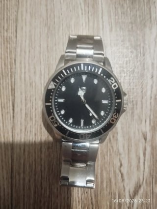Reloj de pulsera plateado y negro
