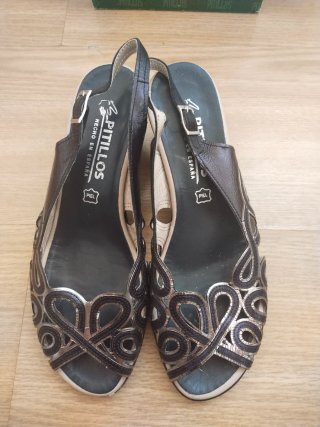 Sandalias Pitillos Piel Negro y Dorado