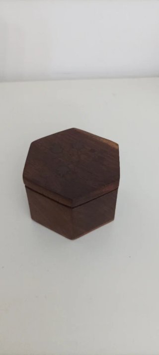 Caja de madera hexagonal
