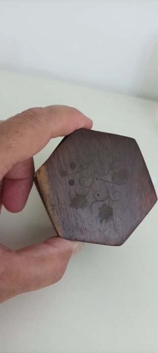 Caja de madera hexagonal