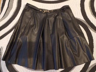 Falda de cuero negra