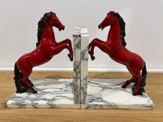 Par sujetalibros vintage caballos rojos