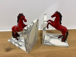 Par sujetalibros vintage caballos rojos