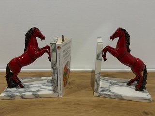 Par sujetalibros vintage caballos rojos