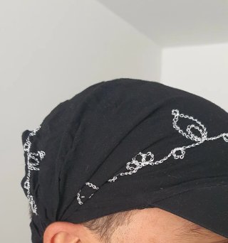 Turbante visera negro bordado blanco