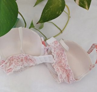 Sujetador blanco con encaje y detalles rosas