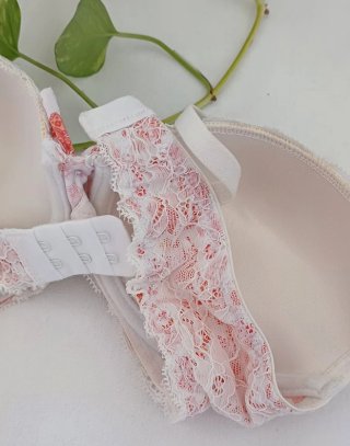 Sujetador blanco con encaje y detalles rosas