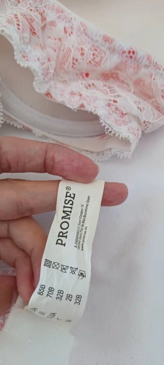 Sujetador blanco con encaje y detalles rosas