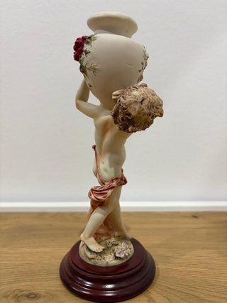 Figura Querubín Antigua con Ánfora