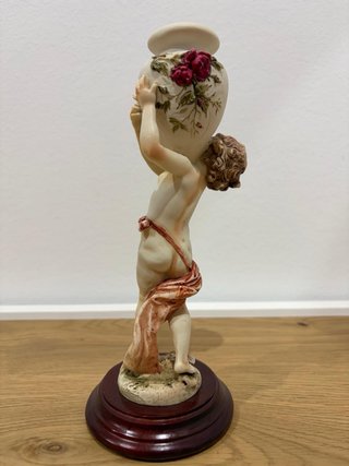 Figura Querubín Antigua con Ánfora