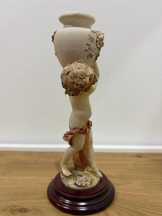 Figura Querubín Antigua con Ánfora