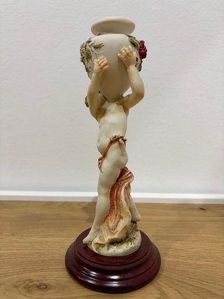 Figura Querubín Antigua con Ánfora