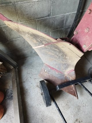 Arado vertedera un surco