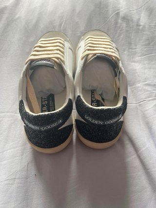 Golden Goose Sneakers Plata y Blanco