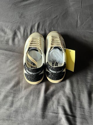 Golden Goose Sneakers Plata y Blanco