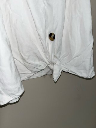 Camiseta tirantes blanca botones anudada
