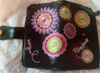 Monedero Desigual Negro con Flores