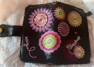 Monedero Desigual Negro con Flores