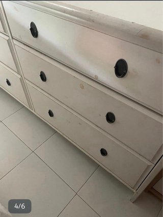 Cómoda de madera blanca