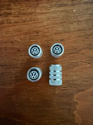 Pack Tapabujes VW 65mm + Tapón de válvula VW plata