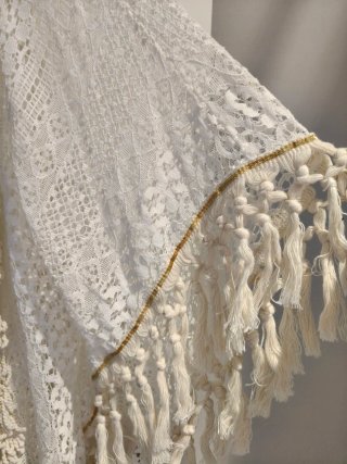 Kimono blanco y dorado con flecos a estrenar
