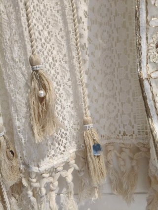 Kimono blanco y dorado con flecos a estrenar