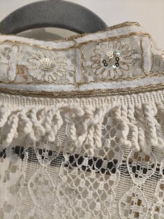 Kimono blanco y dorado con flecos a estrenar