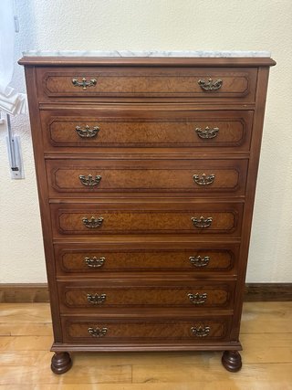 Armario clásico de madera