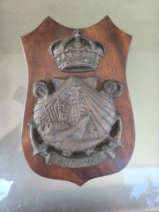 Metopa de madera con escudo naval