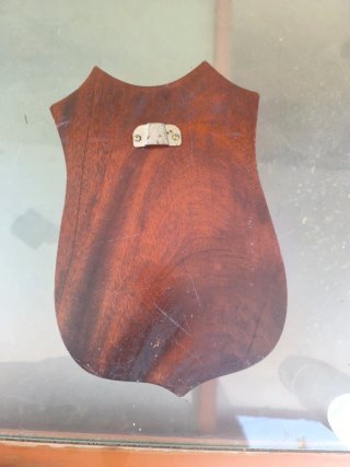 Metopa de madera con escudo naval