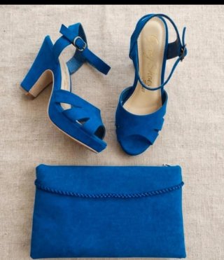 Zapatos y bolso azul de fiesta