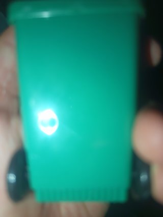 Sacapuntas forma papelera verde