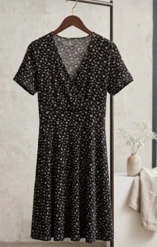 Vestido negro floral corto