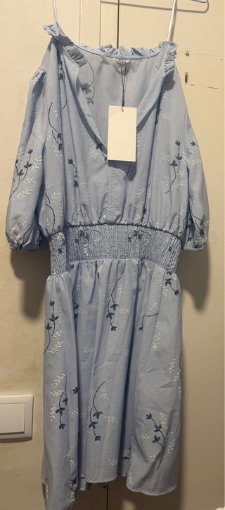 Vestido Zara azul claro bordado