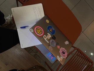 MacBook Air 13” con pegatinas